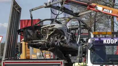 Eine Spezialfirma hebt die Fahrzeugwracks am Samstagmittag für den Abtransport in Container.
