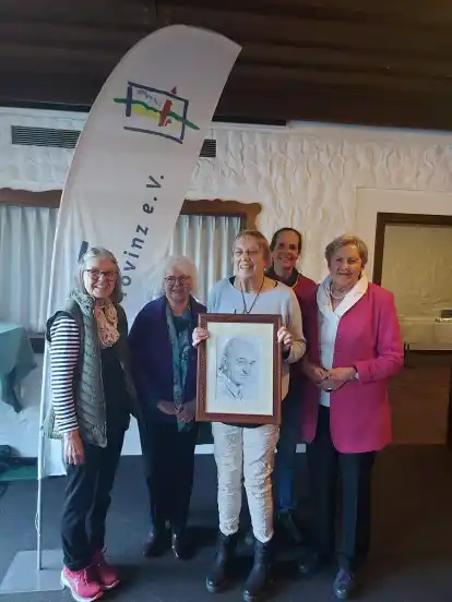Helga Scherler-Gronau (Mitte) mit einem Bild ihres verstorbenen Mannes, des früheren Vorsitzenden des Vereins Kunst in der Provinz, Hans. O.E. Gronau, und Mitgliedern des Vorstands (von links), Ute Elbe, Rosi Fein, Heidrun Siebeneicker und Brunhild Buhre.