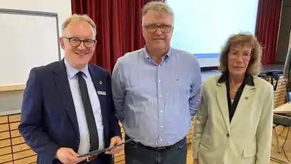 Neu im Kreistag ist Jürgen Lemke (Mitte), per Handschlag verpflichtet von Landrat Volker Meyer, rechts Kreistagsvorsitzende Susanne Cohrs.