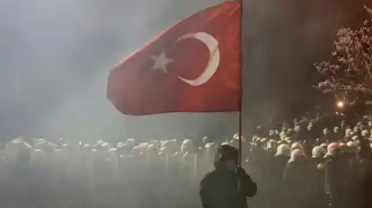 Die Sorge um ihr Land treibt die Türken zunehmend auf die Straße, um gegen ihren Präsidenten zu protestieren.