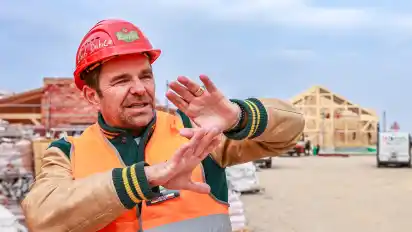 „Dort hinten wird ein überdimensionales Klo entstehen“, sagt Robert Dahl. Der Firmenchef von Karls erklärt, was die Besucher alles erwarten dürfen in Loxstedt.