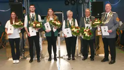 Das neue Königshaus des Bezirksschützenverbandes Osterholz: (von links) Julina Kück, Marcel Meyer, Merle-Emily Mehrtens, Edith Tienken, Thomas Finkel, Harald Kück.
