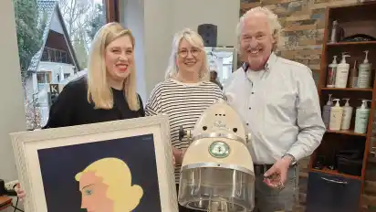 Der Friseur-Salon Timm in Lilienthal feiert sein 100-jähriges Bestehen. Die Freude bei Michael Timm, seiner Frau Silvia und Tochter Alicia Paul ist groß.