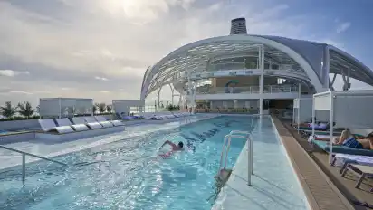 Wie auf jedem Schiff der Tui-Cruises-Flotte ist auch wieder ein 25-Meter-Pool auf dem Oberdeck – größere Pools gibt es auf keinem anderen Kreuzfahrtschiff.