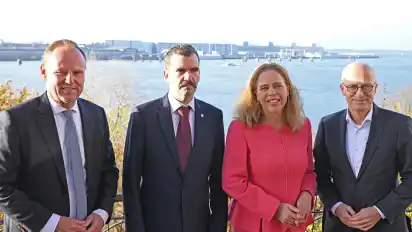 Gipfeltreffen mit Elbblick: Im November trafen sich Hamburgs Innensenator Andy Grothe, Antwerpens Direktor für internationale Angelegenheiten, Tom Verbelen, die Rotterdamer Bürgermeisterin Carola Schouten und Hamburgs Erster Bürgermeister Peter Tschentscher (von links) zum Three Ports Summit.