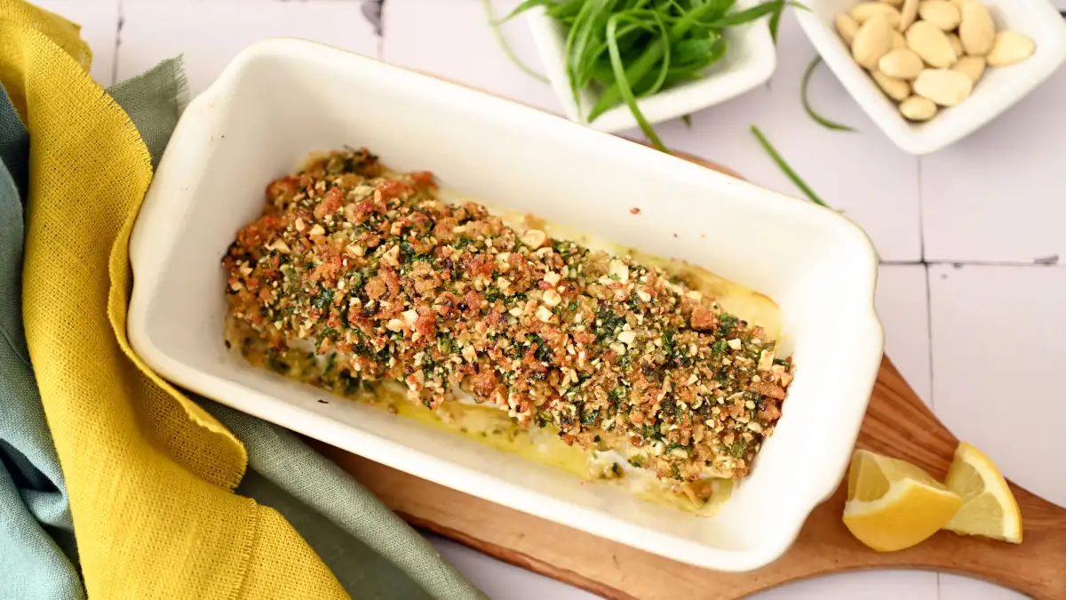 Frühlingsrezept: Knusprige Fischfilets mit Bärlauch und Mandeln