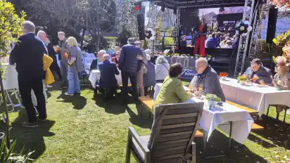 Der Friseursalon Timm hat am Montag mit einer Gartenparty sein 100-jähriges Bestehen gefeiert.