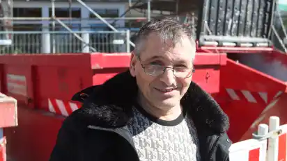 Bewohner Josef Gjnoi nimmt die Sanierungsarbeiten in seiner Wohnung mit Gelassenheit und freut sich darüber, dass gegenüber ein Supermarkt entsteht.