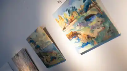 Farbenfroh kommen die meisten Bilder der Künstlerin aus Otterstedt daher. Für ihre Werke bevorzugt sie Acrylfarbe.