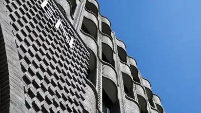 Preisgekrönt: die Fassade der ehemaligen Bremer Landesbank am Domshof. Ein wunderbares Beispiel dafür, was Backstein alles kann.
