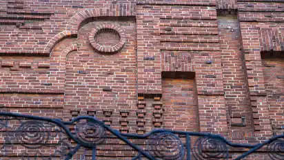 So aufgekratzt wie die 1920er- und 30er-Jahre: Expressiv ist die Fassadengestaltung am Paula-Modersohn-Becker-Haus in der Böttcherstraße.
