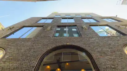 Backstein, wie hier am Johann Jacobs Haus, dominiert die markantesten Gebäude des Balgequartiers. Besonderheit in diesem Fall: die Rundbögen, bis vor wenigen Jahren noch ziemlich verpönt.