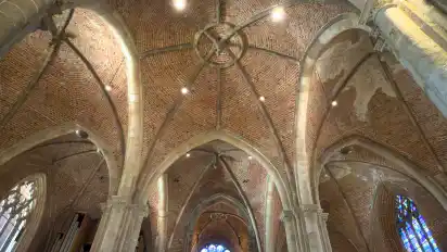 Nicht nur weil sie nach dem St.-Petri-Dom die älteste Kirche der Stadt ist, sollte man die Liebfrauenkirche einmal von innen gesehen haben: Vom Putz befreit liegt der Backstein offen.