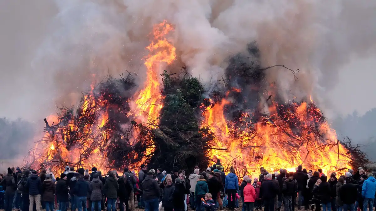 Wetterwende-Osterfeuer-Besuch-k-nnte-ungem-tlich-werden