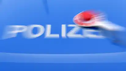 Auf der A1 kollidiert ein Lkw-Fahrer mit mehreren Verkehrszeichen und beschädigte sich dadurch den Dieseltank (Symbolbild).