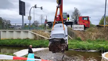 Nach einem Verkehrsunfall an der Falkenberger Landstraße ist am Donnerstagmorgen ein Auto aus der Wörpe geborgen worden.