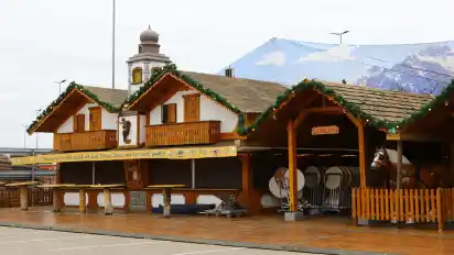 Die Almhütte steht sonst auf dem Bremer Freimarkt.