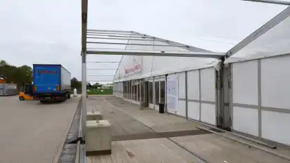 Die Zeltstadt wird für die beiden Messetage aufgebaut.