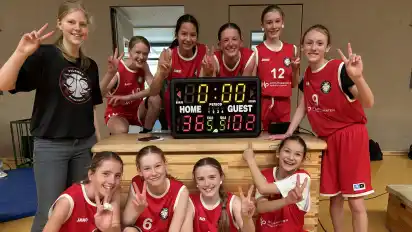 Die U14-Basketballerinnen des TV Falkenberg mit (oben von links) Luisa Gutsche, Ella Biermann, Lilli Vrsek, Charlotta Erikson, Louisa Schikora und Vivian Rabek und (unten von links) Sophia Ginzler, Alea Gutendorf, Elena Hoffmann und Joline Na Vrsek. Auf dem Bild fehlen Lina Kamp, Philine Horn und Lucy Muranka.