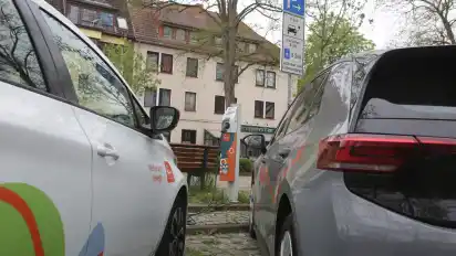 Immer mehr Ladesäulen wie hier im Steintor ermöglichen das Laden von Elektroautos.
