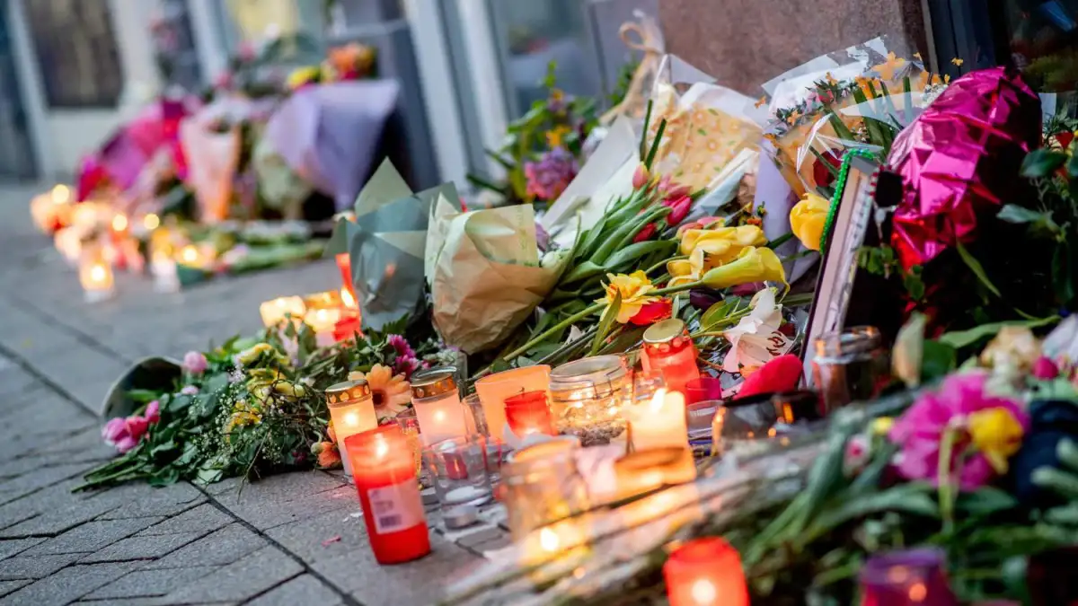 «Du wurdest uns genommen» - Trauer um getöteten Lorenz