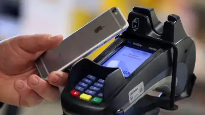Smartphone oder Karte statt Schein und Münze: Viele bevorzugen bargeldlose Bezahlmethoden (Symbolbild)