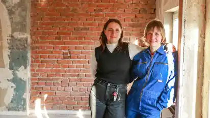 Amanda Küster (links) und Lilja Girgensohn von der Genossenschaft Horner Eckhaus im frisch erworbenen Viertel-Altbau.
