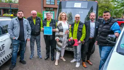 Die Unterzeichnung der Vereinbarung ist erfolgt: Selcuk Ersu von Taxi-Ruf Oyten (von Links), Johann Marek und Dittmar Schmidt vom Bürgerbusverein, Bürgermeisterin Sandra Röse, Horst Schneider vom Bürgerbusverein, Fachbereichsleiter Marco Schaubitzer und und Mahmut Göc von Taxi Schierloh.