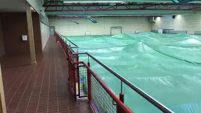 Eine Folie soll eine Kontaminierung der Hallendecke und der verbauten Technik verhindern.