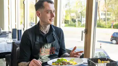 Chikos-Betriebsleiter Collin Zickert erklärt nicht nur das Essen, sondern auch das Konzept des Bestial-Nachfolgers in Schwachhausen.