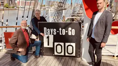 Noch 100 Tage bis zur Sail: Paradedirektor Jörn Karweit (von links), Ralf Meyer, Geschäftsführer des Organisationskomitees, und Veranstaltungsleiter Henning Dörr haben am Montag an Bord der „Schulschiff Deutschland” den Countdown gestartet.