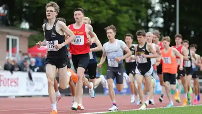 Obwohl noch deutlich jünger startete Tom Stephan (ganz vorne links) bereits in der U20-Klasse über 5000 Meter und wurde dort Neunter.