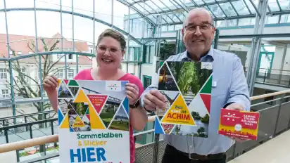 Janina Bochnig hatte die Idee zu dem Stickeralbum und ist damit bei Bürgermeister Rainer Ditzfeld gleich auf offene Ohren gestoßen.