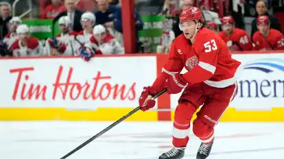 Moritz Seider ist auch bei den Detroit Red Wings in der NHL ein Führungsspieler.