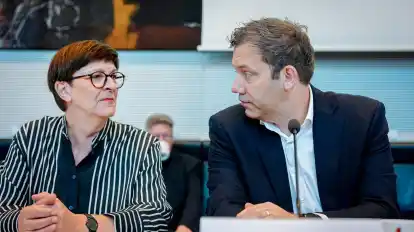 Saskia Esken (l), SPD-Bundesvorsitzende, und Lars Klingbeil (SPD).