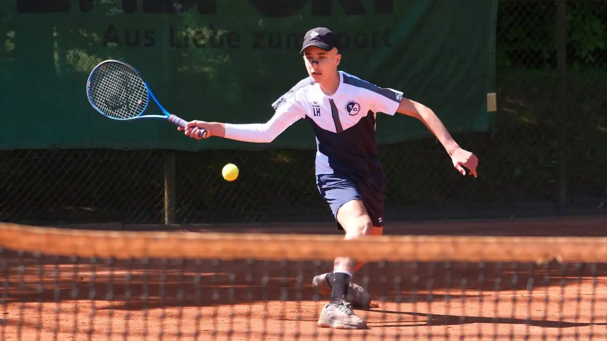 Tennis Linus Heubach vom TC BlauWeiß Delmenhorst gewinnt Turnier