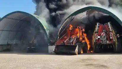 Die Radlader wurden bei dem Brand zerstört.