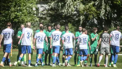 Die Bremen-Liga-Fußballer der SAV und des Blumenthaler SV – hier ein Foto vor dem jüngsten Derby – treffen am finalen Spieltag auf zwei abstiegsgefährdete Teams.