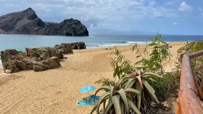 Am südlichsten Zipfel des Strandes ist es ruhiger und felsiger als am Strand vor den Hotelanlagen. Ganz in der Ferne ist Madeira zu erkennen.