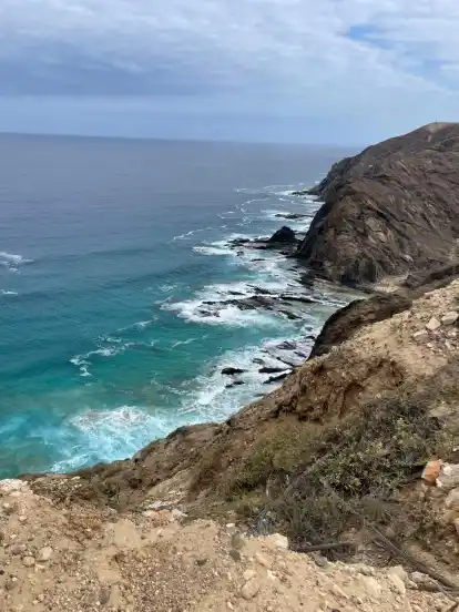 Unten, wo die Wellen brechen, entstehen bei Niedrigwasser und ruhiger See Naturschwimmbecken. Der Porto das Salemas ist bei Einheimischen und Touristen gleichermaßen beliebt.