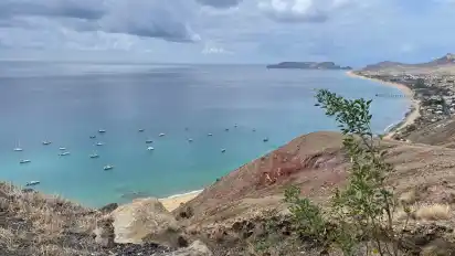 Porto Santo gehört zum Madeira-Archipel und ist etwa 43 Seemeilen von der Schwesterinsel entfernt. Weil es auf Porto Santo kaum regnet, gibt es wenig Vegetation.