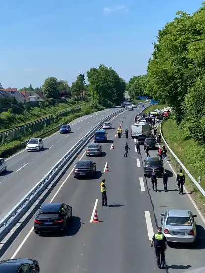 Die Polizei hat auf der Autobahn 270 in Bremen-Nord am Mittwoch, 14. Mai 2025, den Verkehr groß angelegt kontrolliert.