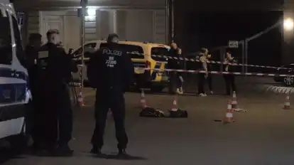 Ein 28-Jähriger hat am Freitagabend im Berliner Bezirk Neukölln einem Polizisten in den Hals gestochen und ihn dabei lebensgefährlich verletzt.
