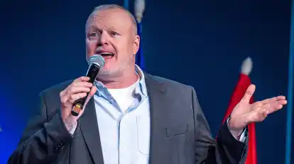 Entertainer Stefan Raab bei einem Empfang am Rande des Eurovision Song Contest 2025 auf der Bühne.