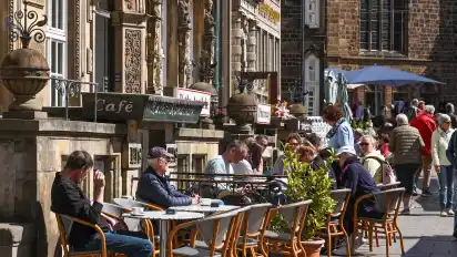 Die Stühle im Freien nehmen Platz weg; das im Gegenzug eingenommene Geld wird für verschiedene Zwecke verwendet.