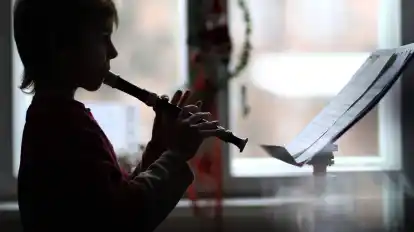 Im Streit um den Beschäftigungsstatus Tausender Honorar-Lehrkräfte etwa an Musikschulen in Deutschland soll bis Ende 2026 eine Lösung gefunden werden (Symbolbild).