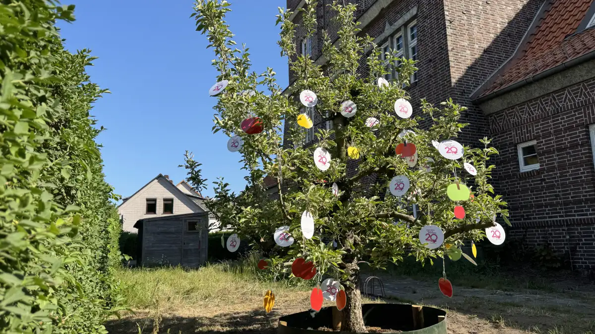 Kinder-und-Familienzentrum-Wasserturm-pflanzt-Apfelbaum