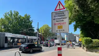 Bisschen spät: Erst kurz vor der gesperrten Abzweigung Richtung Kirchbachstraße und Autobahnzubringer wurden Autofahrer auf die Behinderung hingewiesen.