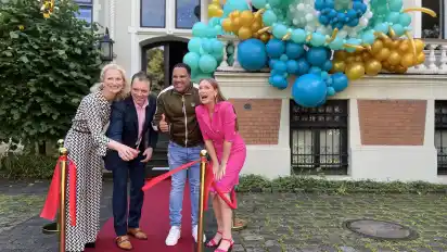 Feierliche Eröffnung (von links): Dr. med. Sina Ahlers, Mitinhaberin von Smarteye, PD Dr. med. Christian Ahlers, Gründer und Inhaber von Smarteye, Werder-Legende Aílton und Sarah Werner, Leitung Smarteye, schnitten gemeinsam das rote Band durch.