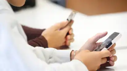 Ab dem 1. Juni gilt an Bremer Schulen: Handys verboten.